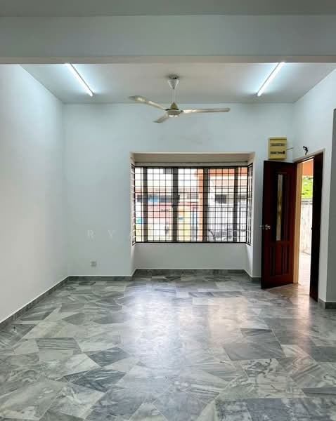 2-storey Terraced House for Sale in Taman Kelana Idaman (Ara Damansara) - Ryan Soo - Living Room - PropertyGuru.com.my