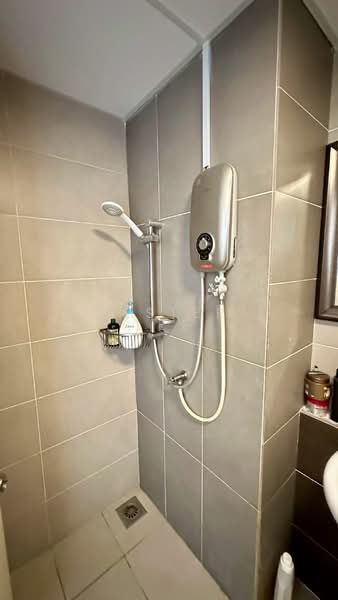 Servis Apartment untuk Dijual di Suria Residence - Lester Lee - Bathroom - PropertyGuru.com.my