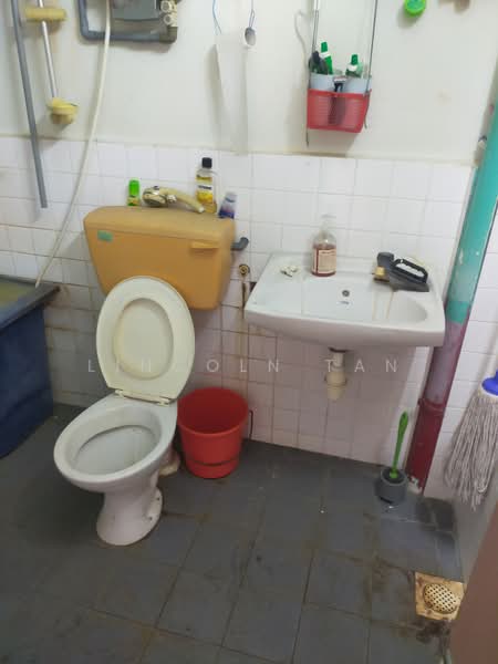 Flat for Sale at Happy Garden Flat - Lincoln Tan - Bathroom - PropertyGuru.com.my