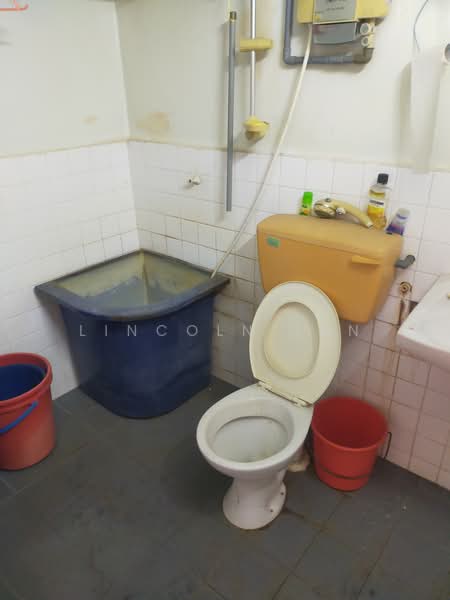 Flat for Sale at Happy Garden Flat - Lincoln Tan - Bathroom - PropertyGuru.com.my