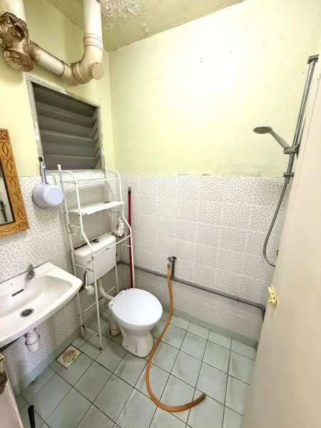 Pangsapuri untuk Dijual di Permai Apartment - Edwin Wong - Bathroom - PropertyGuru.com.my