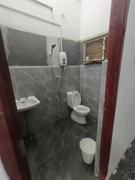 1-storey Terraced House for Rent in Taman Abad (Johor Bahru) - Alicia Lian - Bathroom - PropertyGuru.com.my