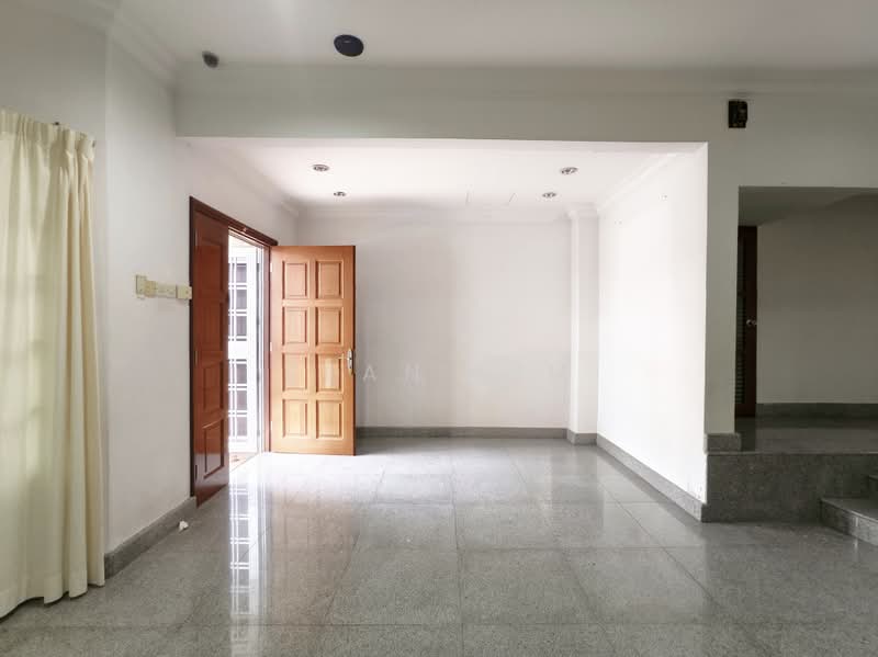 Rumah Teres 2 Tingkat untuk Dijual di Taman Bukit Idaman (Selayang) - Sean Lim - Entrance - PropertyGuru.com.my