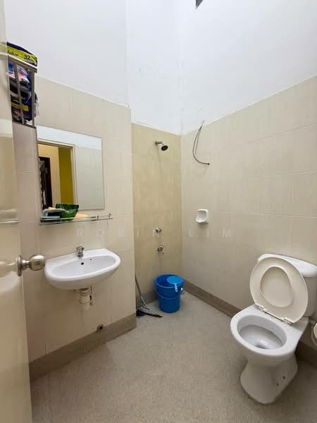 Rumah Teres 2 Tingkat untuk Dijual di Bandar Dato Onn (Tebrau) - Robin Lim - Bathroom - PropertyGuru.com.my