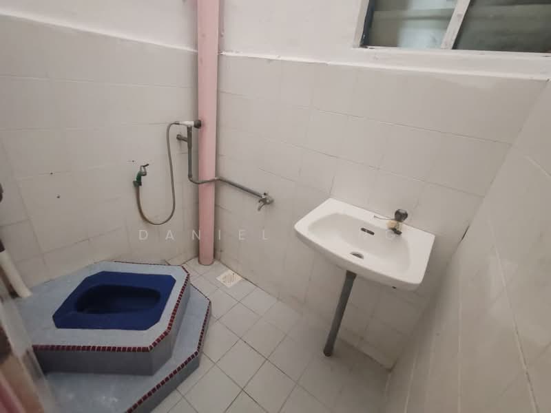 Rumah Teres 2 Tingkat untuk Dijual di Taman Bukit Perdana (Batu Pahat) - Daniel Yong - Bathroom - PropertyGuru.com.my