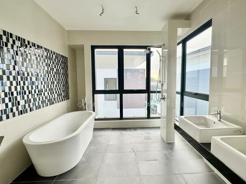 Semi-Detached House for Sale in Seksyen 13 (Shah Alam) - Luqman Ramli - Bathroom - PropertyGuru.com.my