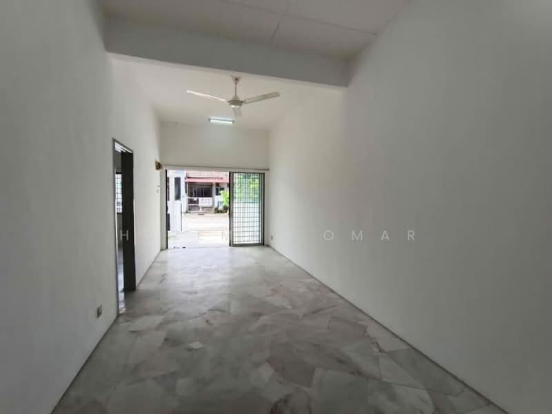 Rumah Teres 1 Tingkat untuk Dijual di Puncak Alam (Selangor) - Hazeman Omar - Living Room - PropertyGuru.com.my