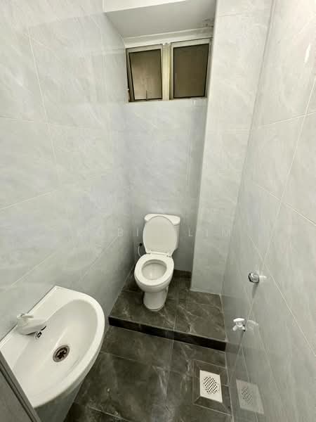 Shop for Sale in Taman Tan Sri Yaacob (Johor Bahru) - Robin Lim - Bathroom - PropertyGuru.com.my