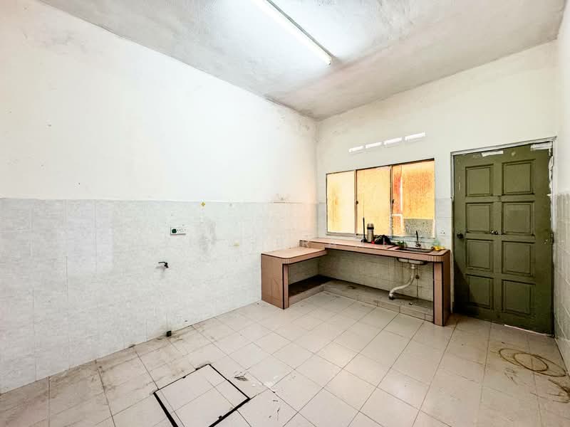 2-storey Terraced House for Sale in Taman Melur (Ampang) - Azli Ibrahim - Kitchen - PropertyGuru.com.my