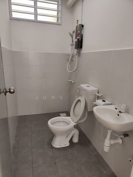 Pangsapuri untuk Disewa di Pangsapuri Flora Indah - June Teo - Bathroom - PropertyGuru.com.my