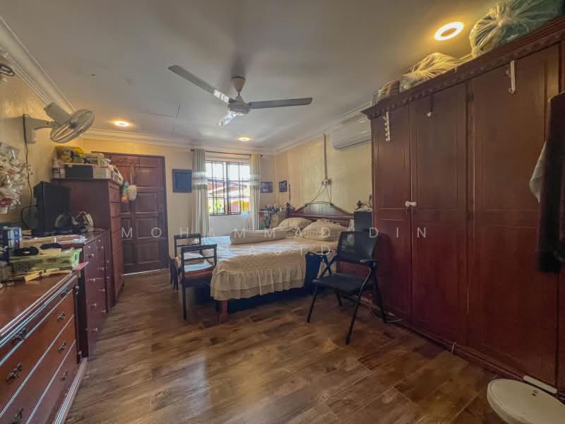 Bungalow for Sale in Seksyen 2 (Shah Alam) - Mohammad Din Majid - Bedroom - PropertyGuru.com.my