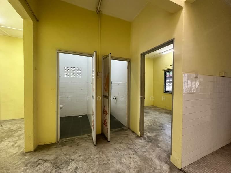 Rumah Teres 1 Tingkat untuk Dijual di Taman Johor Jaya (Johor Bahru) - Ee Fong Toh - Bathroom - PropertyGuru.com.my