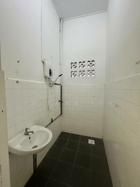Rumah Teres 1 Tingkat untuk Dijual di Taman Johor Jaya (Johor Bahru) - Ee Fong Toh - Bathroom - PropertyGuru.com.my