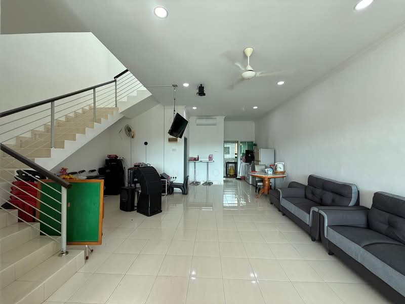 Rumah Teres 2 Tingkat untuk Dijual di Taman Damai (Batu Pahat) - NGO - Living Room - PropertyGuru.com.my