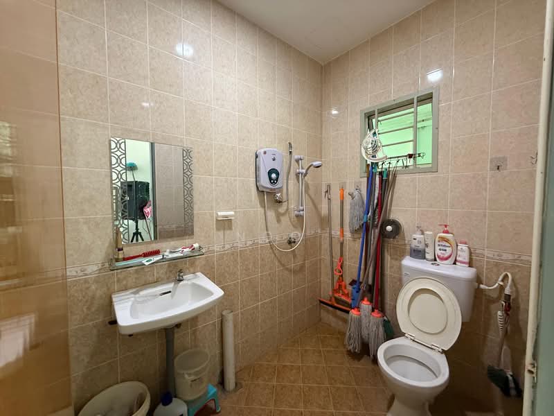 Rumah Teres 2 Tingkat untuk Dijual di Taman Damai (Batu Pahat) - NGO - Bathroom - PropertyGuru.com.my