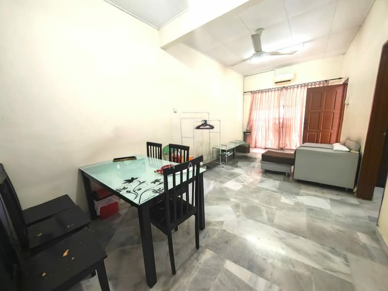 Rumah Teres 1.5 Tingkat untuk Disewa di Bandar Bukit Raja (Klang) - Diana See - Living Room - PropertyGuru.com.my