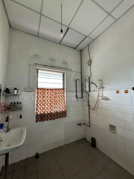 Semi-Detached House for Sale in Island Glades (Jelutong) - SERENEN TEH - Bathroom - PropertyGuru.com.my