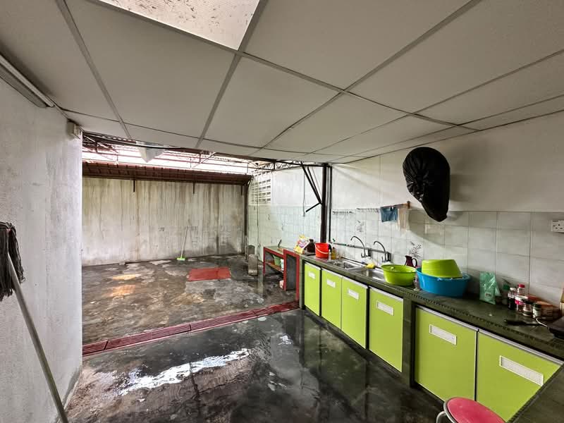 Semi-Detached House for Sale in Island Glades (Jelutong) - SERENEN TEH - Kitchen - PropertyGuru.com.my