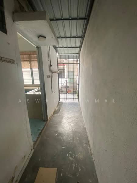 Rumah Teres 1 Tingkat untuk Dijual di Taman Tuanku Jaafar (Sungai Gadut) - Asward Kamal - Corridor - PropertyGuru.com.my