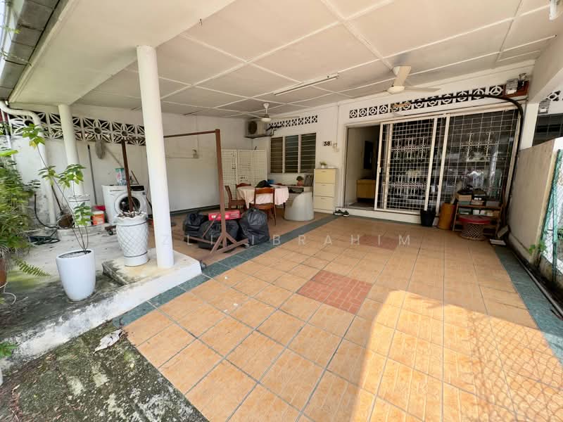 Rumah Teres 1 Tingkat untuk Dijual di Seksyen 17 (Petaling Jaya) - Azli Ibrahim - Exterior - PropertyGuru.com.my