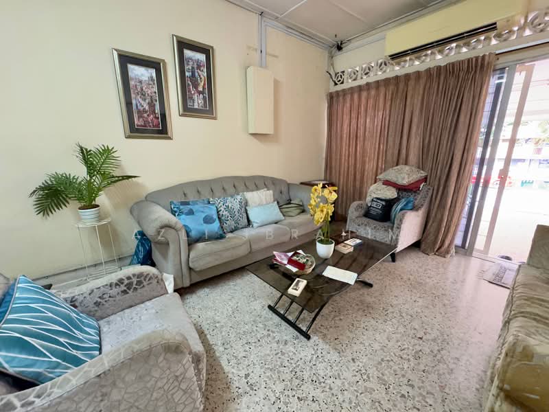 Rumah Teres 1 Tingkat untuk Dijual di Seksyen 17 (Petaling Jaya) - Azli Ibrahim - Living Room - PropertyGuru.com.my