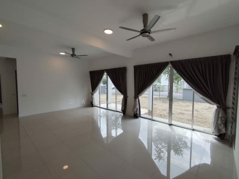 2-storey Terraced House for Sale in Bandar Saujana Putra (Tanjong Duabelas) - Danny Tan - Living Room - PropertyGuru.com.my