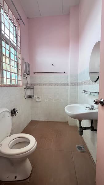 Rumah Banglo untuk Disewa di Taman Rasah Kemayan (Rasah) - Nicky Chua - Bathroom - PropertyGuru.com.my
