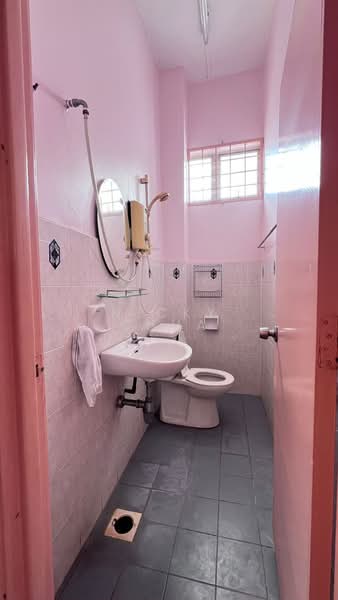 Rumah Banglo untuk Disewa di Taman Rasah Kemayan (Rasah) - Nicky Chua - Bathroom - PropertyGuru.com.my