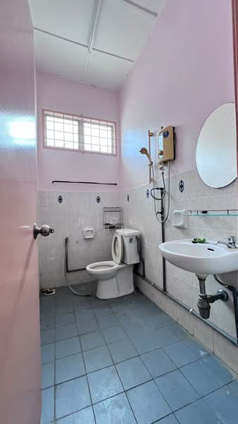 Rumah Banglo untuk Disewa di Taman Rasah Kemayan (Rasah) - Nicky Chua - Bathroom - PropertyGuru.com.my