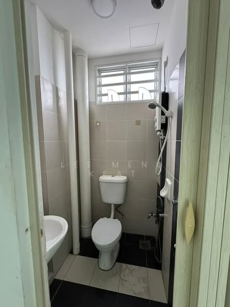 Pangsapuri untuk Disewa di Casa Anggun - Lee Meng Keat - Bathroom - PropertyGuru.com.my