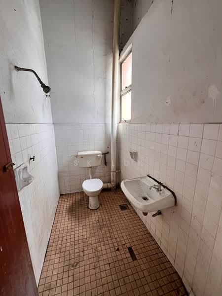 Factory for Rent in Bukit Sentosa (Rawang) - SK Luk - Bathroom - PropertyGuru.com.my