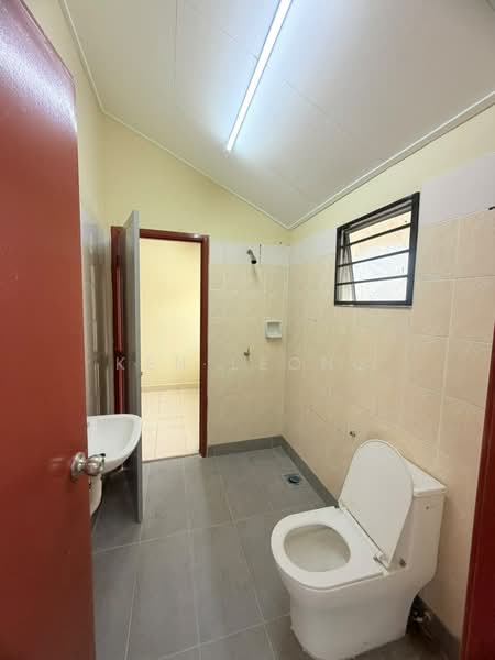 Rumah Teres untuk Dijual di Bandar Putra Permai (Seri Kembangan) - Ken Leong - Bathroom - PropertyGuru.com.my