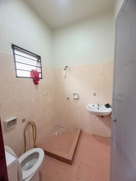 Rumah Teres untuk Dijual di Bandar Putra Permai (Seri Kembangan) - Ken Leong - Bathroom - PropertyGuru.com.my