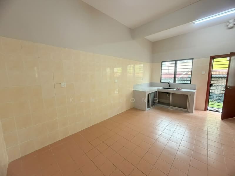 Rumah Teres untuk Dijual di Bandar Putra Permai (Seri Kembangan) - Ken Leong - Kitchen - PropertyGuru.com.my