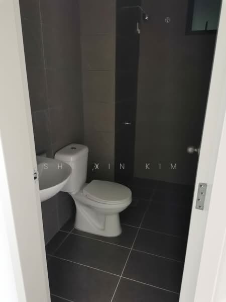 Service Residence for Sale at Majestic Maxim - Shi Xin Kim - Bathroom - PropertyGuru.com.my