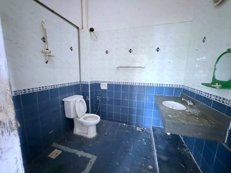 2-storey Terraced House for Sale in Taman Sutera (Johor Bahru) - Karl Lim - Bathroom - PropertyGuru.com.my