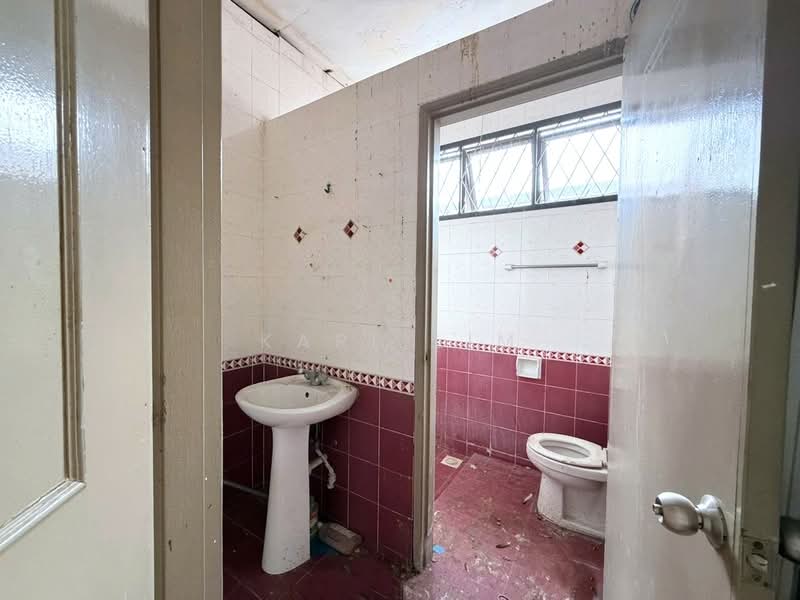 2-storey Terraced House for Sale in Taman Sutera (Johor Bahru) - Karl Lim - Bathroom - PropertyGuru.com.my