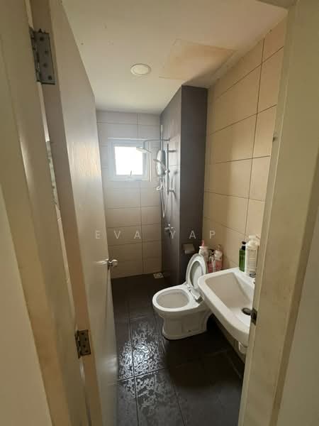 Kondominium untuk Disewa di The Holmes 1 - Eva Yap - Bathroom - PropertyGuru.com.my