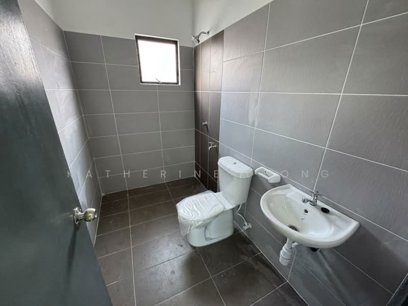 Semi-Detached House for Sale in Taman Scientex Rawang (Rawang) - Katherine Leong - Bathroom - PropertyGuru.com.my