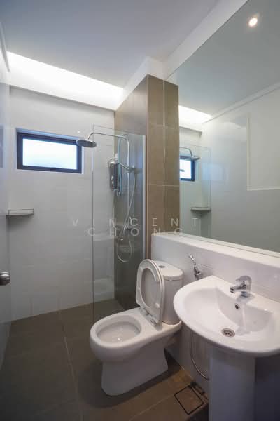 Kondominium untuk Dijual di Kingfisher Inanam Condominium - Vincent Chong - Master Bathroom - PropertyGuru.com.my