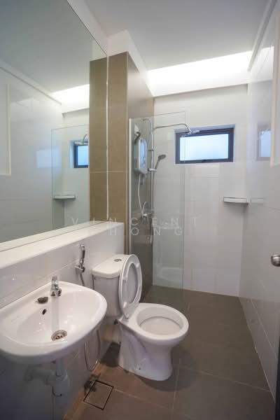 Kondominium untuk Dijual di Kingfisher Inanam Condominium - Vincent Chong - Common Bathroom - PropertyGuru.com.my