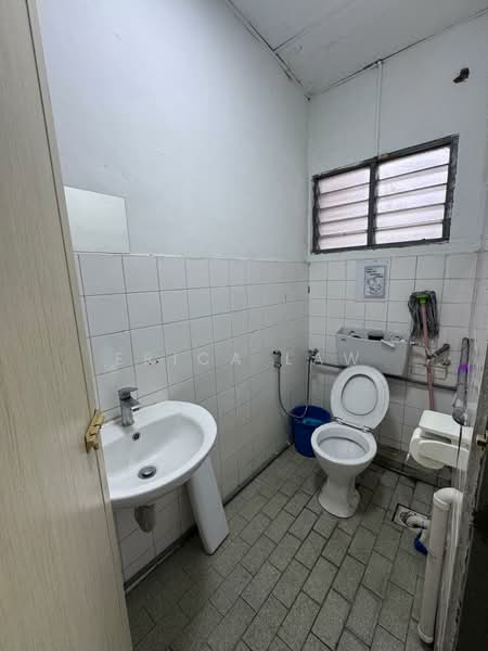 Kilang untuk Disewa di Jalan Klang Lama (Old Klang Road) (Kuala Lumpur) - Erica Law - Bathroom - PropertyGuru.com.my