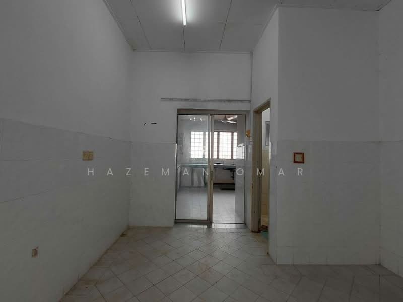 1-storey Terraced House for Sale in Bandar Tasik Puteri (Rawang) - Hazeman Omar - Kitchen - PropertyGuru.com.my