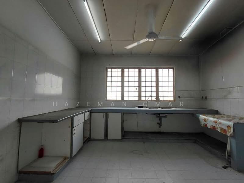 1-storey Terraced House for Sale in Bandar Tasik Puteri (Rawang) - Hazeman Omar - Kitchen - PropertyGuru.com.my