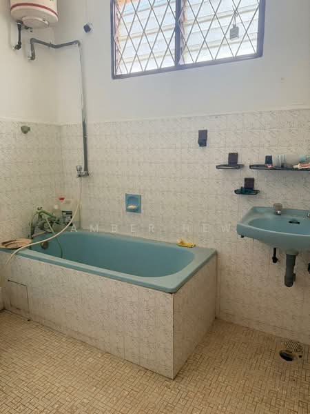 Rumah Teres 1 Tingkat untuk Dijual di Taman Ungku Tun Aminah (Skudai) - Amber Hew - Bathroom - PropertyGuru.com.my