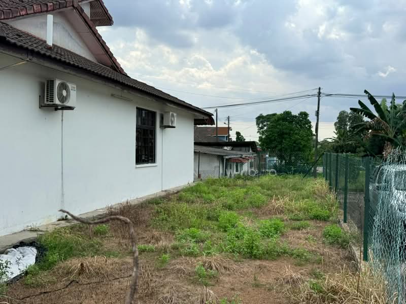 1.5-storey Terraced House for Sale in Taman Molek (Johor Bahru) - Glenn Woo - Exterior - PropertyGuru.com.my