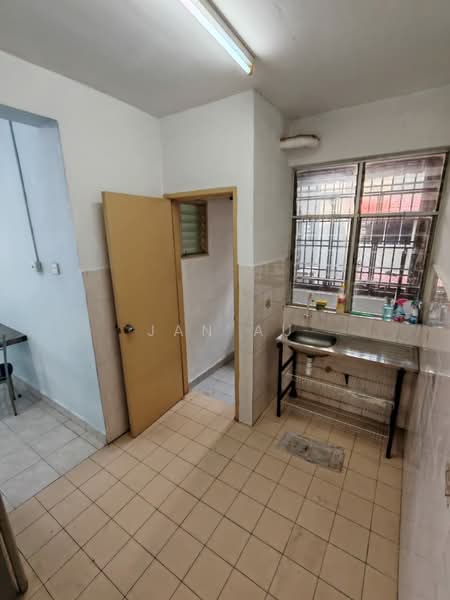 Apartment for Sale at Vista Seri Alam - JAN AU - Kitchen - PropertyGuru.com.my
