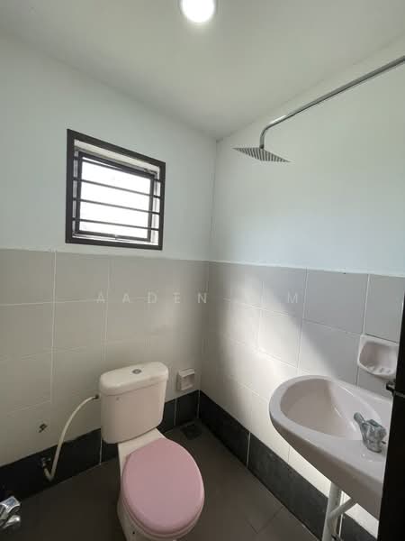 1-storey Terraced House for Rent in Kampung Dato' Ahmad Razali (Dengkil) - Aaden Lim - Bathroom - PropertyGuru.com.my