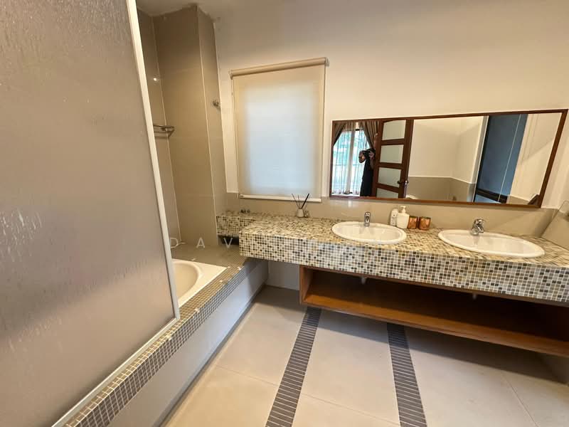 Bungalow for Sale in Bukit Gita Bayu (Seri Kembangan) - David Tan - Bathroom - PropertyGuru.com.my