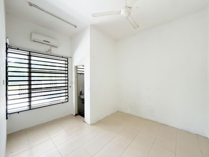 1-storey Terraced House for Sale in Kampar Putra (Kampar) - Presley Chong - Master Bedroom - PropertyGuru.com.my